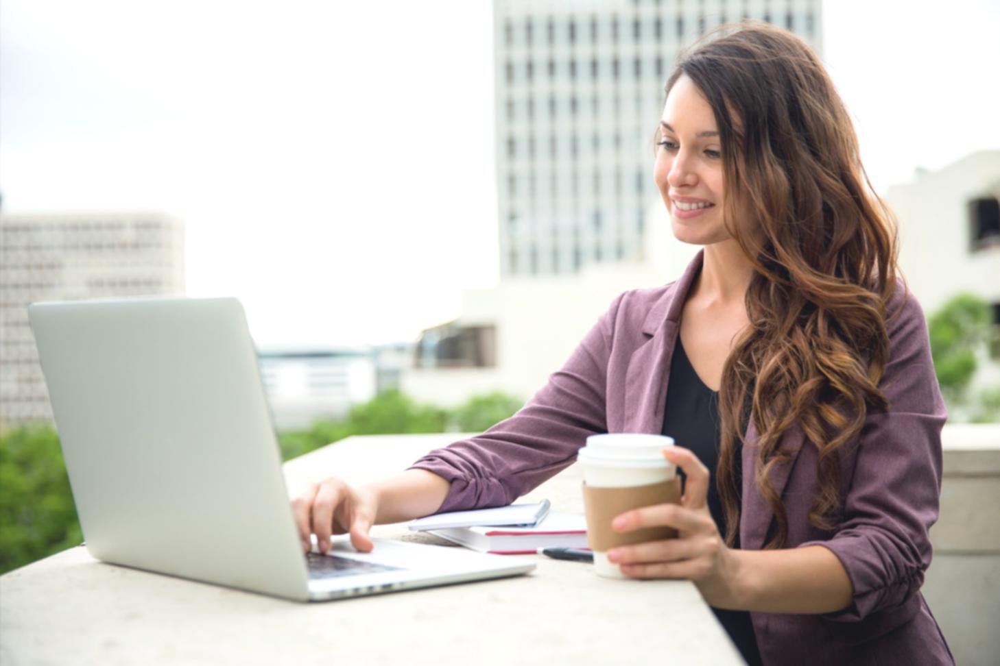 Teilnehmer arbeitet konzentriert an barrierefreien Webentwicklungsprojekten