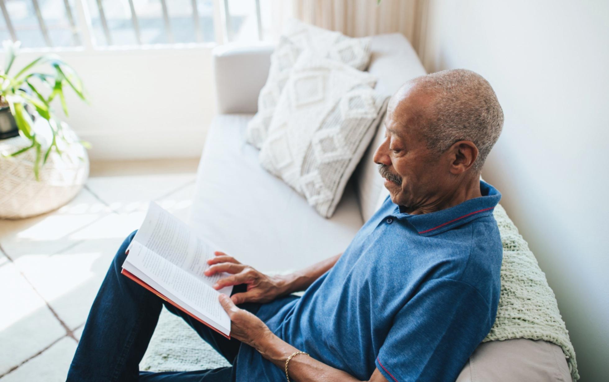 Entwicklerin arbeitet an barrierefreiem Code auf mehreren Bildschirmen